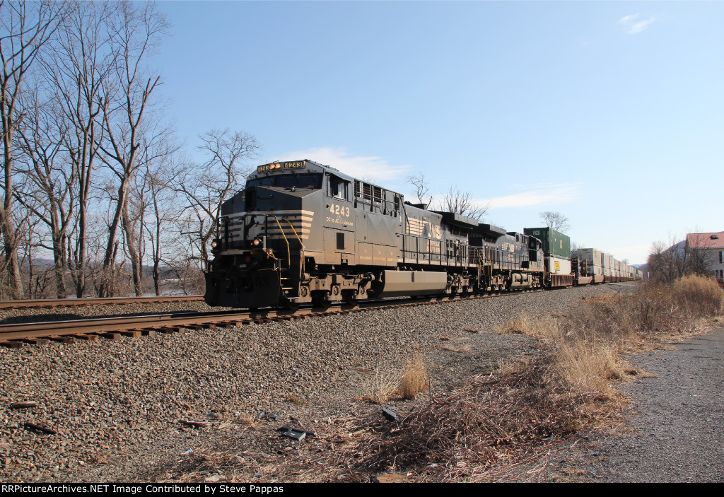 NS 4243 takes train 25P down the siding